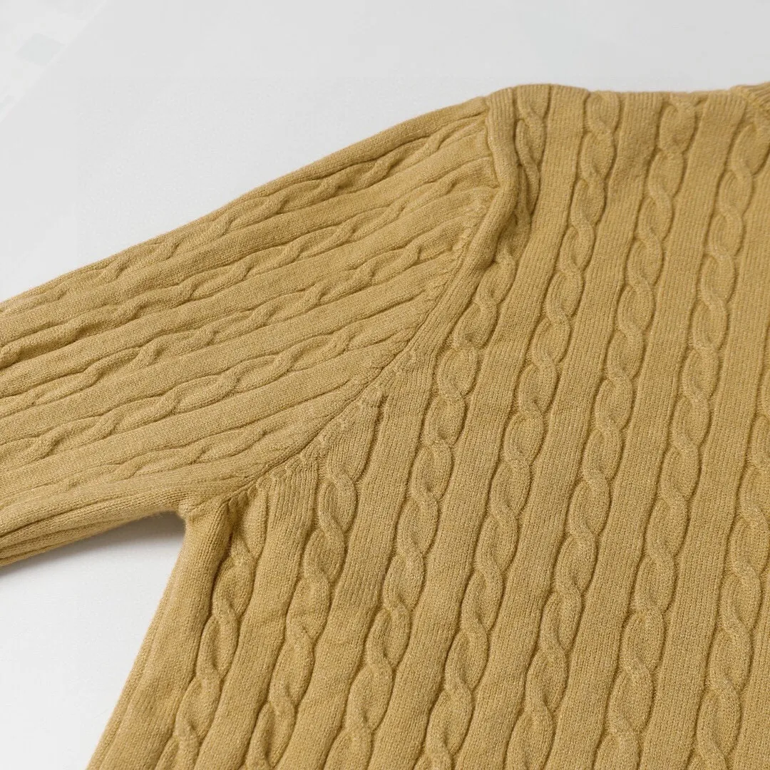 P166 Style No.: 602 -Ralph Lauren RL cardigan with classic war horse logo embroidery on the chest, long-sleeved sweater sweater jacket -The item is made of custom-dyed and custom-spun yarn, purchased from the original version. A full set of customized accessories. Details determine success or failure. Heavy new autumn and winter style. The weight of the item is as high as 800 grams. It is soft and delicate and does not tie the body. The upper body effect is very nice. Loose fit. Women's style. -Color: black, off-white, milk tea, light gray, dark gray. Navy blue red khaki red - Size: S / M / L S size 80-100 catties M size 100-120 catties Large size 120-135 catties